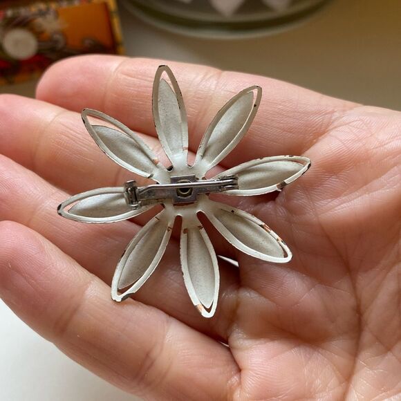 Vintage Retro White and Pink Flower Brooch - Flower Power Pin - Picture 2 of 5